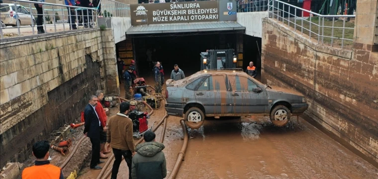 Selden etkilenen otoparktaki araçlar çıkarılıyor