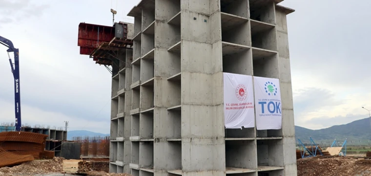 Deprem projesinde bir blokta kaba inşaat tamamlandı