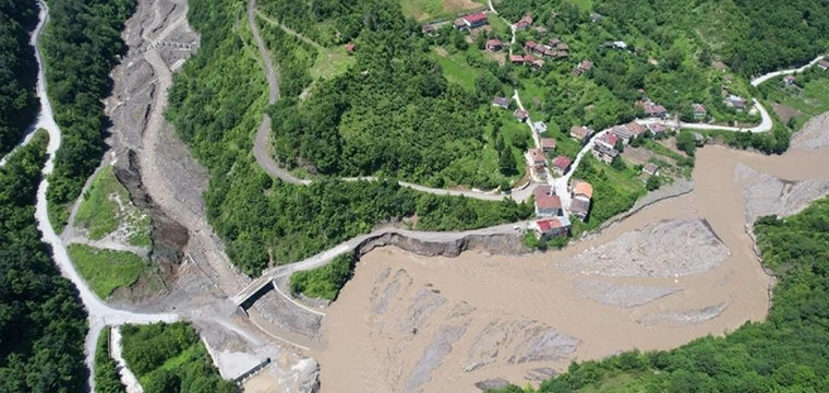 Heyelan nedeniyle 11 köyün yolu çöktü