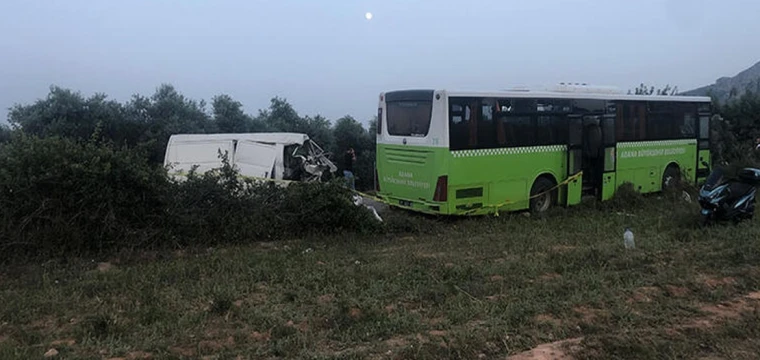 Minibüs ve Belediye Otobüsünün Korkunç Kaza Anı Kamerada