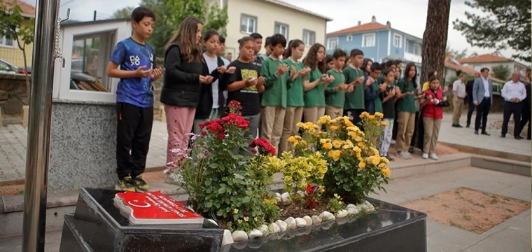 Şenay Aybüke Yalçın, kabri başında anıldı