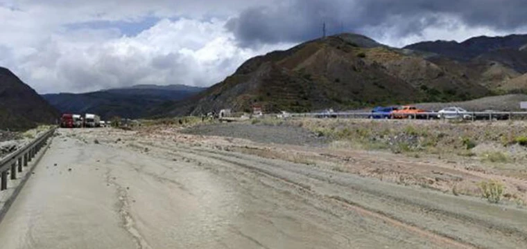 Çamurla kaplanan yol ulaşıma açıldı