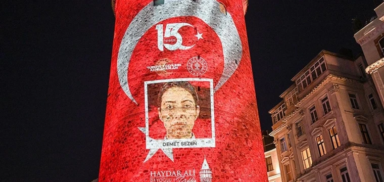 Galata Kulesi'ne 15 Temmuz şehitlerinin fotoğrafları yansıtıldı