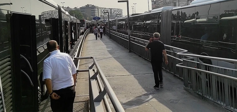 Metrobüs arızalandı, seferlerde aksama yaşandı