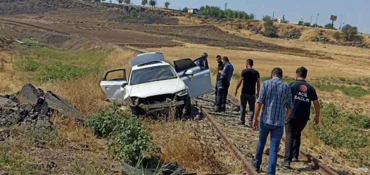 Otomobil rayların üzerine devrildi: 5 yaralı