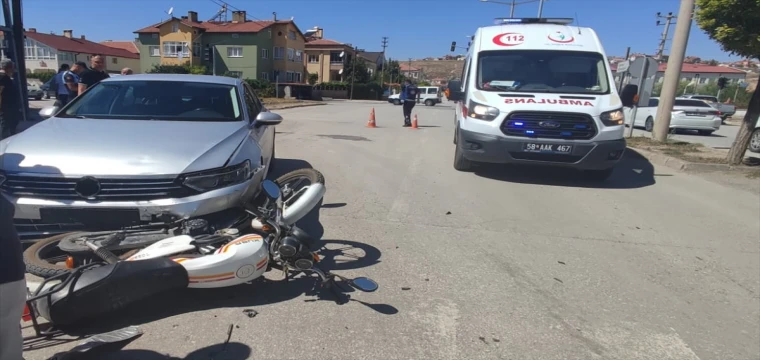 Sivas'ta otomobille çarpışan motosiklet sürücüsü yaralandı