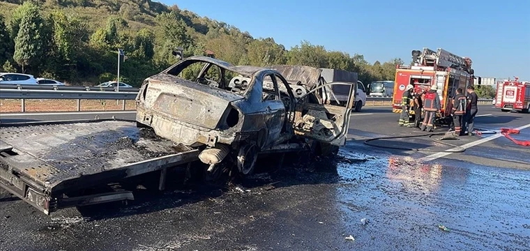 Tıra çarptıktan sonra yanan çekicinin şoförü öldü