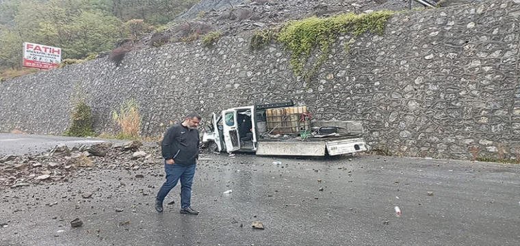 Dağdan kopan kayalar kamyonetin üzerine düştü