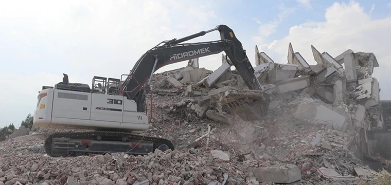 Hatay'da 6 bina kontrollü yıkıldı