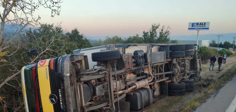 Kontrolden çıkan kamyon devrildi: 1 yaralı