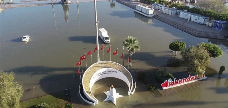 Deniz taştı! Su basan ev ve iş yerlerinde temizlik sürüyor