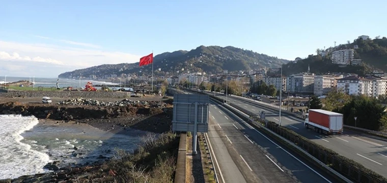 Dev dalgalar nedeniyle kapanan yol ulaşıma açıldı