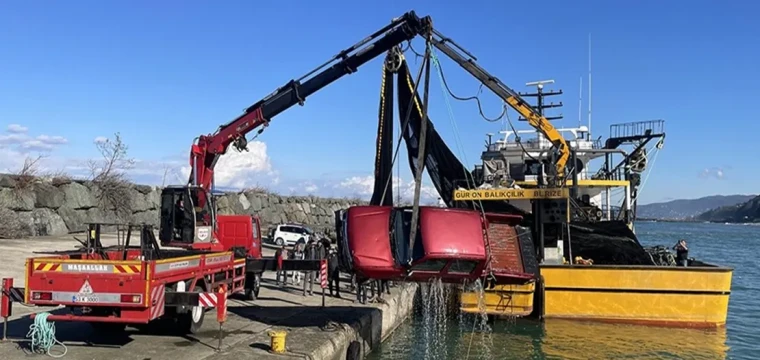 Fırtınada Sürüklenen Kamyonet Vinçle Kurtarıldı