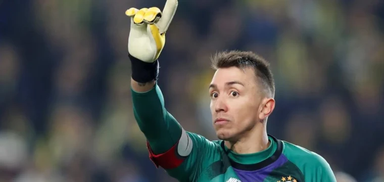 Galatasaray Muslera'nın alternatifini buldu: Kaleye sürpriz isim!