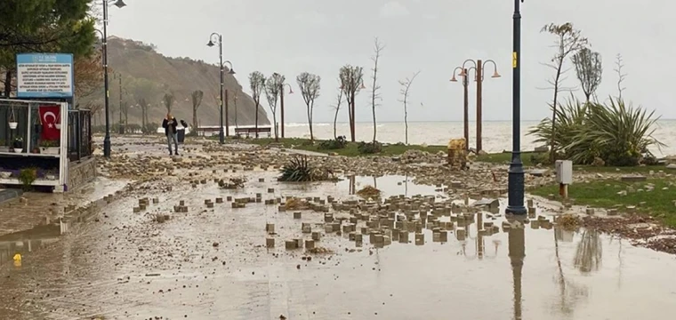 İstanbul'da fırtına hayatı olumsuz etkiledi