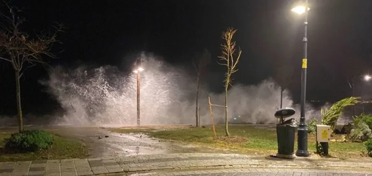 İstanbul'da fırtına hayatı olumsuz etkiliyor