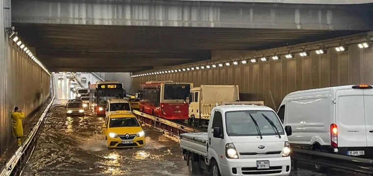 İzmir'de Şiddetli Sağanak ve Fırtına Etkisi