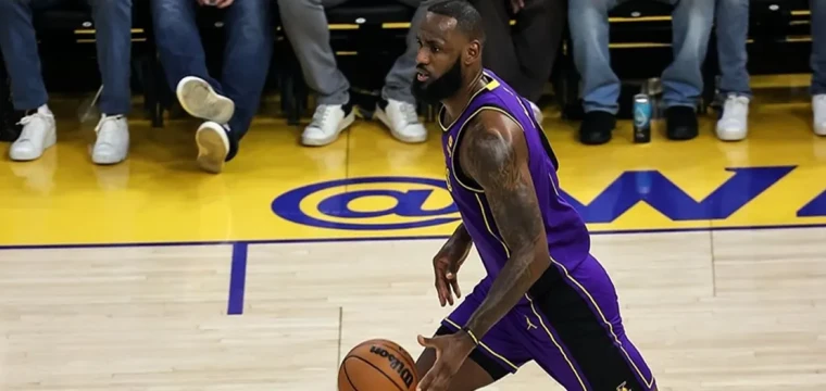 NBA'de LeBron James rekor kırdı, Lakers farklı kazandı