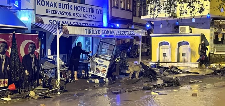 Tirilye'de sağanak nedeniyle iş yerlerini su bastı