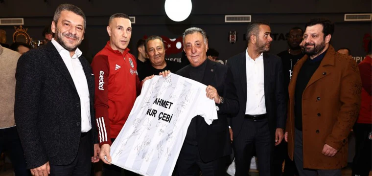 Beşiktaş Başkanı Çebi, futbol takımıyla vedalaştı