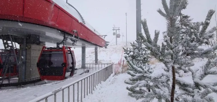 Erciyes Kayak Merkezi'ne kar yağdı