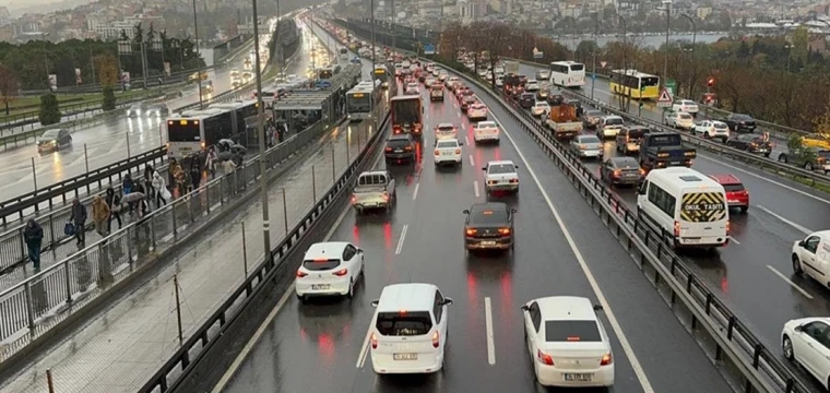 Haftanın ilk iş günü ulaşımda aksamalar yaşanıyor