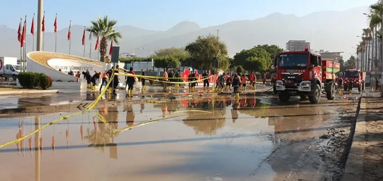 İskenderun'da Su Baskını Sonrası Temizlik