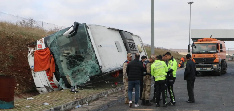 TIR, yolcu otobüsüne çarptı: 10 yaralı