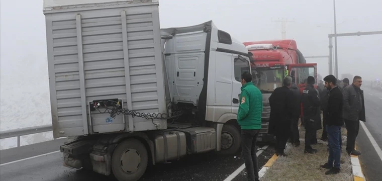 Zincirleme trafik kazada yol ulaşıma kapandı