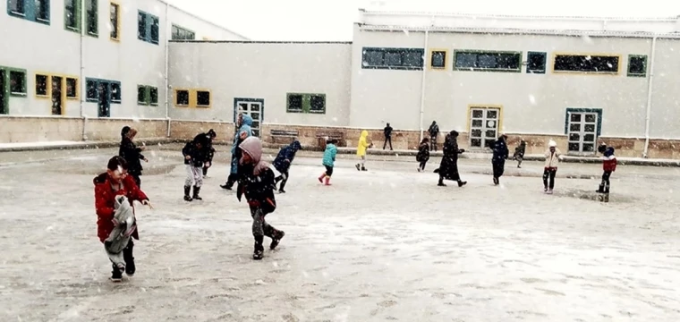 Çanakkale'nin bazı ilçelerinde kar etkili oluyor