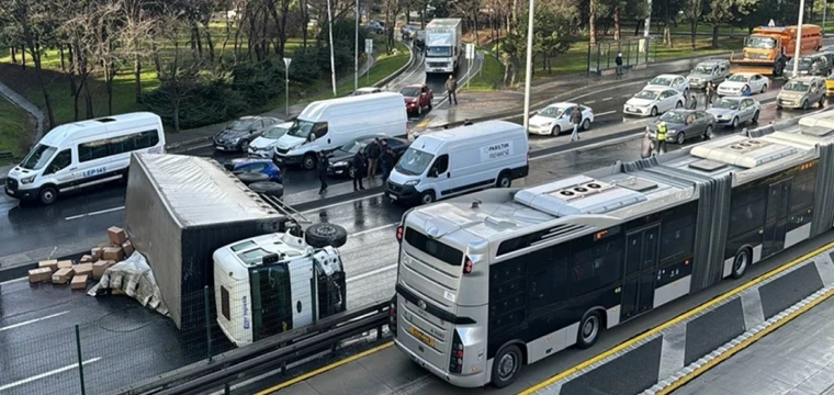 Kara yolunda devrilen kamyonun sürücüsü yaralandı