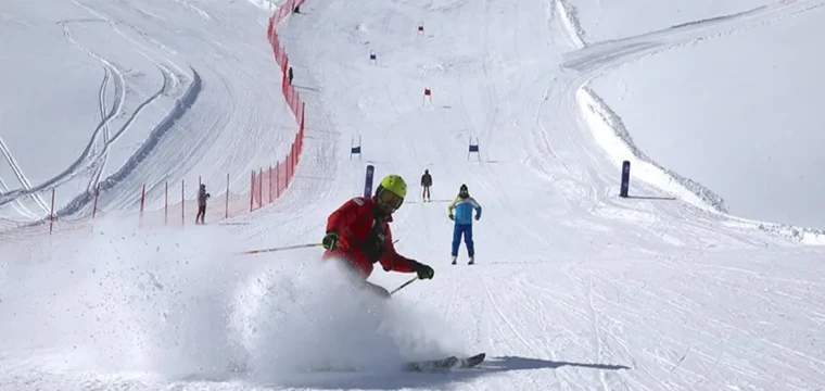 Hakkari'deki kayak merkezi farklı illerden sporcularla şenlendi