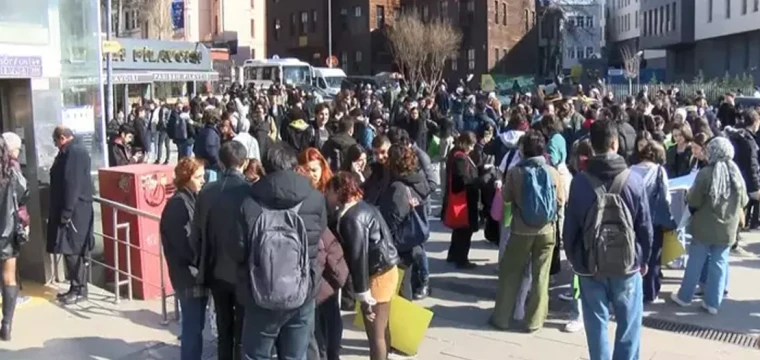 İstanbul Üniversitesi öğrencilerinden protesto