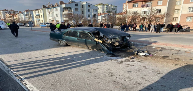 Otomobil, kırmızı ışıkta bekleyen işçi servisine çarptı: 1 ölü, 2 yaralı