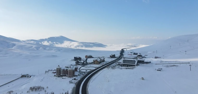 Erciyes Dağı'na kar yağdı