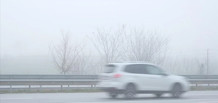 Yoğun sis trafikte görüş mesafesini olumsuz etkiliyor