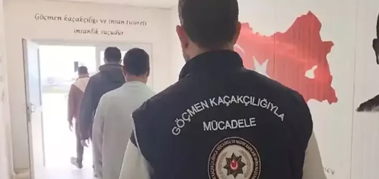 Otomobilden 3 kaçak göçmen çıktı