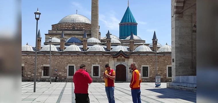 Galatasaray taraftarı Mevlana'da dua etti