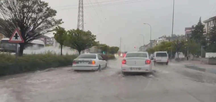 Konya'da sağanak yağmur, su baskınlarına neden oldu