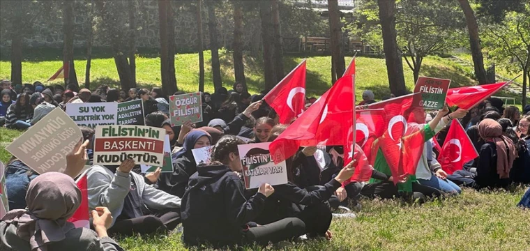 Lise öğrencileri Gazze için sessiz yürüyüş ve oturma eylemi yaptı