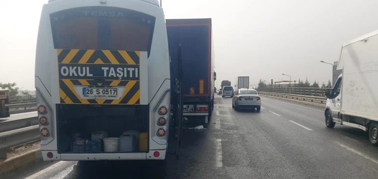 Personel servisi ile tır çarpıştı: 8 yaralı