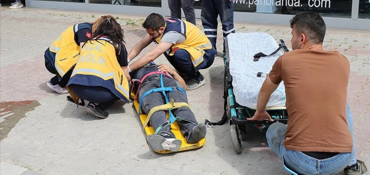 Sahipsiz köpekten kaçarken otomobilin çarptığı kişi yaralandı