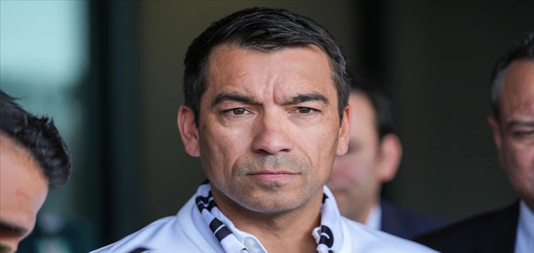 Beşiktaş'ın yeni teknik direktörü Van Bronckhorst, görevine başladı