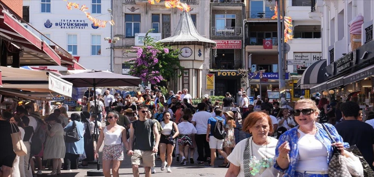 Büyükada'da bayram tatilinin bitimine bir gün kala yoğunluk yaşandı