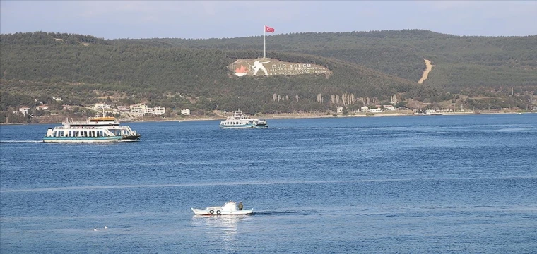 Çanakkale Boğazı'nda arızalanan gemi güvenli bölgeye demirletildi