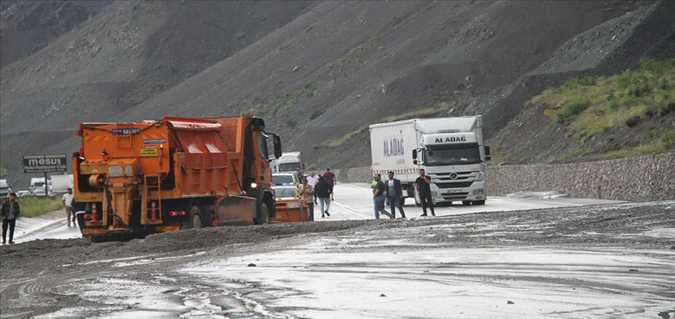 Erzincan-Sivas kara yolu heyelan nedeniyle ulaşıma kapandı