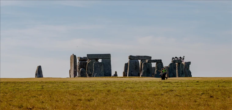 Fosil yakıtların kaldırılması çağrısıyla İngiltere'de Stonehenge'i turuncuya boyadı