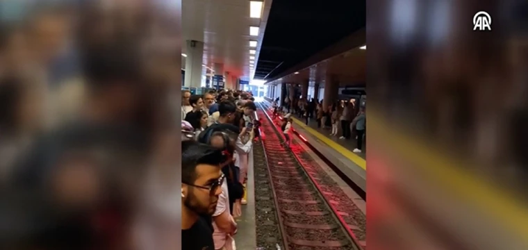 İki metro hattında arıza yaşandı