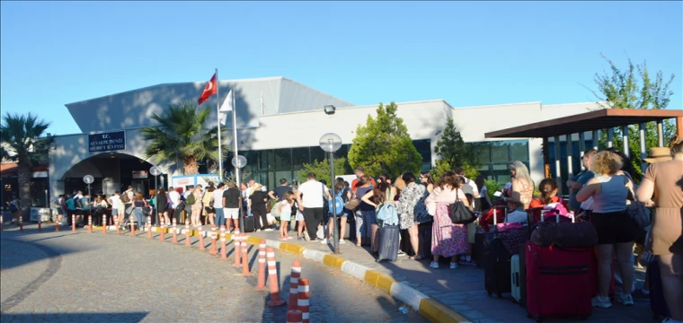 Midilli Adası'na geçişlerdeki bayram yoğunluğu sürüyor