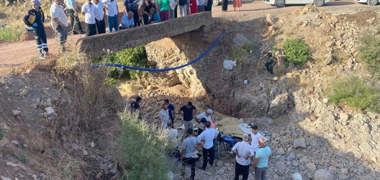 Motosiklet, köprüden düştü: Eşleri ölüm ayırdı!